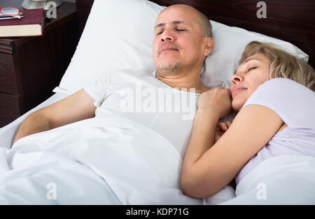 Liebevolle ältere Familie Paar fest schlafen nachts im Bett Stockfoto