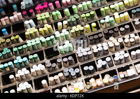 Detailansicht auf bunten Pastellkreiden in Store Stockfoto