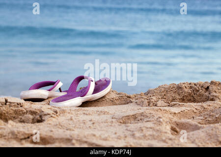 Ocean Beach mit Sandalen an einem sonnigen Sommertag Stockfoto