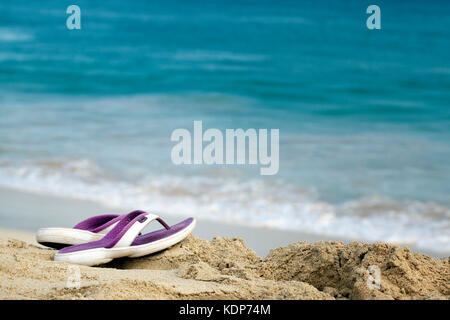 Ocean Beach mit Sandalen an einem sonnigen Sommertag Stockfoto