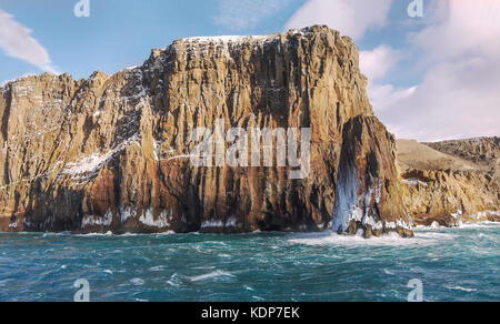 In der Nähe von felsigen Klippen und gefrorenen Meer in Neptuns Blasebalg, Deception Island, South Shetland Islands, Antarktis stack. Stockfoto