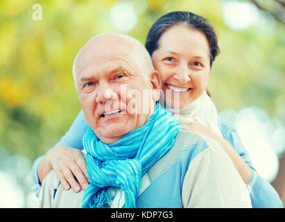 Portrait von lächelnden senior Paar in Pullover im Herbst Park Stockfoto