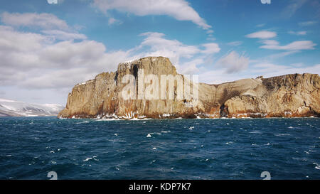 Nautische Ansatz zum Eingang (links im Bild) der Vulkan Caldera Hafen von Deception Island, South Shetland Inseln. Stockfoto