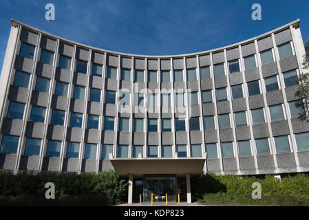 Das jetzt abgerissene, ehemalige 3M-Gebäude in Pymble, Sydney, Australien, war ein kurvenarmes Gebäude im internationalen Stil der Nachkriegszeit Stockfoto