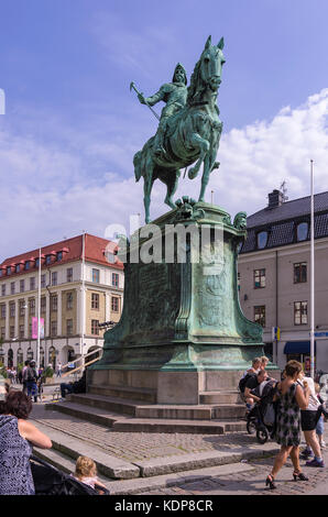 Die Kungsporten square (kungsportsplatsen) mit der Statue von Karl IX. in Göteborg, Vastergotland, Schweden. Stockfoto