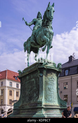 Die Kungsporten square (kungsportsplatsen) mit der Statue von Karl IX. in Göteborg, Vastergotland, Schweden. Stockfoto