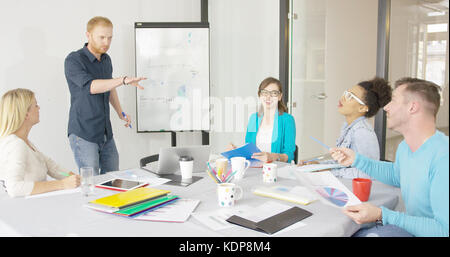 Junge Menschen im Austausch von Ideen Stockfoto