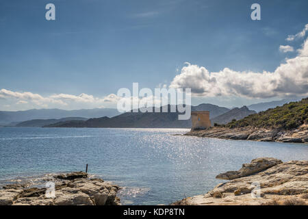 Ruinen der genuesische Turm bei mortella neben dem Mittelmeer an der felsigen Küste der Wüste des in der Nähe von St Florent in Korsika agriates Stockfoto