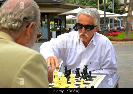 Männer spielen Schach in Santa Catalina Park, Las Palmas de Gran Canaria, Gran Canaria, Kanarische Inseln, Spanien, Atlantik, Europa Stockfoto