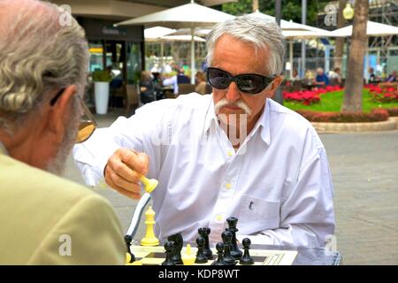 Männer spielen Schach in Santa Catalina Park, Las Palmas de Gran Canaria, Gran Canaria, Kanarische Inseln, Spanien, Atlantik, Europa Stockfoto