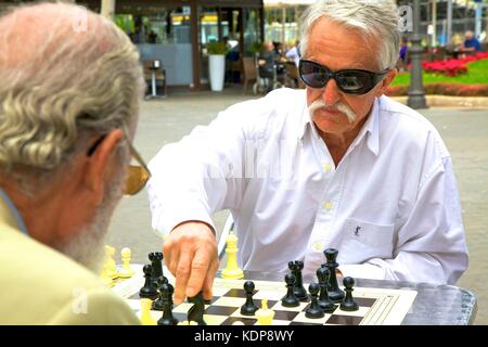 Männer spielen Schach in Santa Catalina Park, Las Palmas de Gran Canaria, Gran Canaria, Kanarische Inseln, Spanien, Atlantik, Europa Stockfoto