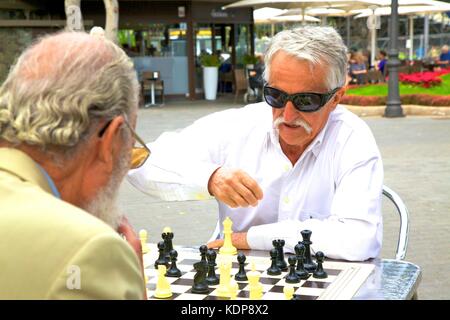 Männer spielen Schach in Santa Catalina Park, Las Palmas de Gran Canaria, Gran Canaria, Kanarische Inseln, Spanien, Atlantik, Europa Stockfoto