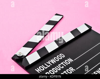 Leere Film Produktion Klappe oder Schiefer Film über rosa Hintergrund mit kopieren. Stockfoto