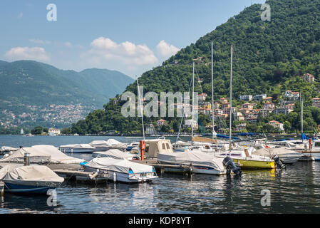 Como, Italien - 27. Mai 2016: Yachten und Häuser am Comer See in Stadt Como, Italien. Stockfoto