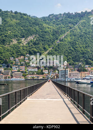 Como, Italien - 27. Mai 2016: Menschen gehen auf die diga Piero foranea caldirola Pier am Comer See Como Stadt Region Lombardei Italien Europa. Seilbahn Stockfoto