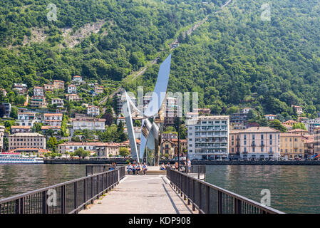 Como, Italien - 27. Mai 2016: Leben Electric ist eine zeitgenössische Skulptur, gewidmet dem Physiker Alessandro Volta (1745-1827). Es wurde von Dan konzipiert Stockfoto