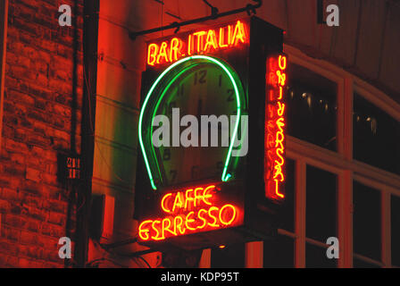 2014, Nacht- und die Neon äußeres Zeichen von einem Soho instution, Bar Italia, eine sehr geliebt coffee bar in der Frith Street, Soho, London, W1D, England, die immer noch in Familienbesitz, feierten 65 Jahre erfolgreich im Geschäft in diesem Jahr. Stockfoto