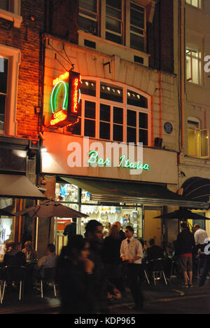 2014, Nacht- und die Neon äußere Anzeichen einer Soho instution, Bar Italia, eine sehr geliebt coffee bar in der Frith Street, Soho, London, W1D, England, die immer noch in Familienbesitz, feierten 65 Jahre erfolgreich im Geschäft in diesem Jahr. Stockfoto