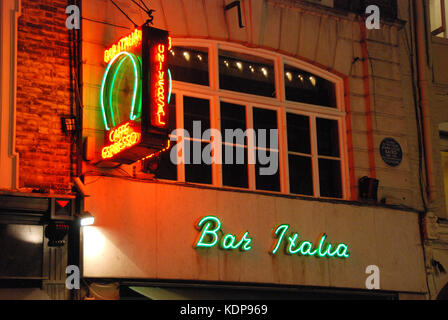 2014, Nacht- und die Neon äußere Anzeichen einer Soho instution, Bar Italia, eine sehr geliebt coffee bar in der Frith Street, Soho, London, W1D, England, die immer noch in Familienbesitz, feierten 65 Jahre erfolgreich im Geschäft in diesem Jahr. Stockfoto