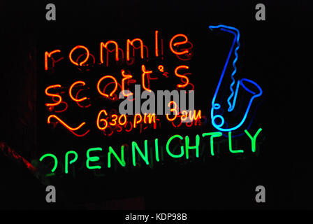 2000, Nahaufnahme der Bunten neon Werbung Beschilderungen für den berühmten Jazz Club und bis spät in die Nacht geöffneten Bar, Ronnie Scott's, Soho, London, England, UK. Durch die Musiker Ronnie Scott und Pete King 1959, es war der führende West End jazz Veranstaltungsort seitdem. Stockfoto