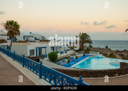 Resort in der Abenddämmerung. Charco Del Palo, Lanzarote, Kanarische Inseln, Spanien. Stockfoto