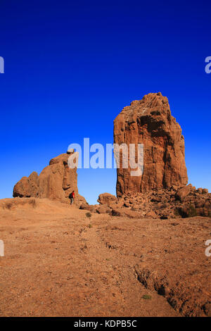 Wanderer stehen in der Nähe von Roque Nublo, Gran Canaria, Kanarische Inseln, Spanien. Stockfoto