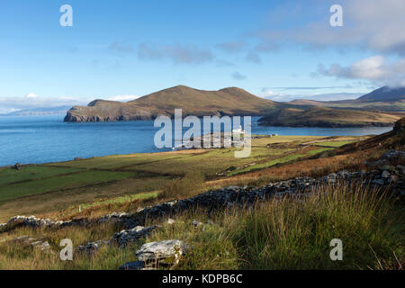 Blick auf den Leuchtturm und Doulus Head auf Valentia Island, County Kerry Irland Stockfoto