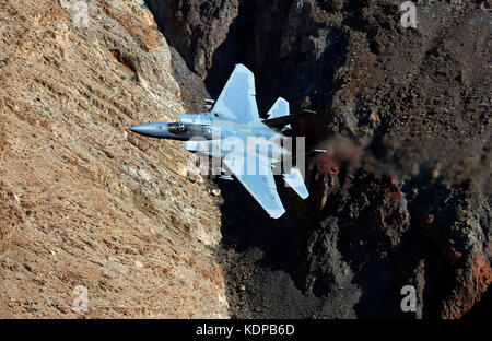 F-15 mit Die 144 Fighter Wing Air National Guard von Fresno, Kalifornien, fliegen durch den Jedi Übergang im Death Valley National Park, Kalifornien. Stockfoto