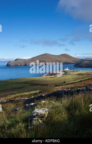 Blick auf den Leuchtturm und Doulus Head auf Valentia Island, County Kerry Irland Stockfoto