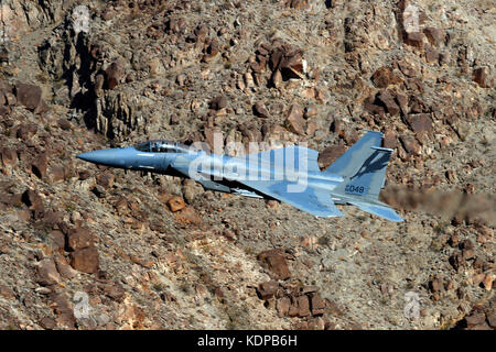F-15 mit Die 144 Fighter Wing Air National Guard von Fresno, Kalifornien, fliegen durch den Jedi Übergang im Death Valley National Park, Kalifornien. Stockfoto