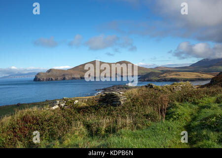 Blick auf den Leuchtturm und Doulus Head auf Valentia Island, County Kerry Irland Stockfoto