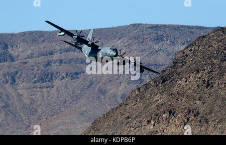 C-130 fliegt durch Jedi Übergang im Death Valley, Kalifornien niedrig. Stockfoto