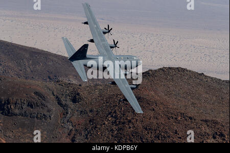 C-130 fliegt durch Jedi Übergang im Death Valley, Kalifornien niedrig. Stockfoto