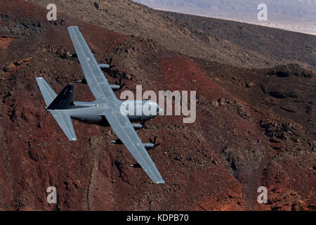 C-130 fliegt durch Jedi Übergang im Death Valley, Kalifornien niedrig. Stockfoto