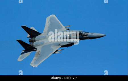 F-15 mit Die 144 Fighter Wing Air National Guard von Fresno, Kalifornien, fliegen durch den Jedi Übergang im Death Valley National Park, Kalifornien. Stockfoto