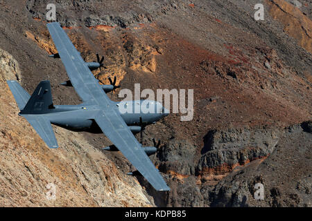 C-130 fliegt durch Jedi Übergang im Death Valley, Kalifornien niedrig. Stockfoto