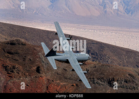 C-130 fliegt durch Jedi Übergang im Death Valley, Kalifornien niedrig. Stockfoto