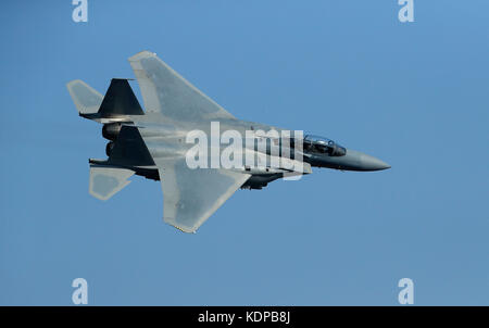 F-15 SA Fliegen über Death Valley, Kalifornien. Stockfoto