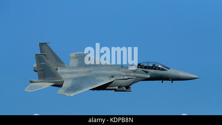 F-15 SA Fliegen über Death Valley, Kalifornien. Stockfoto