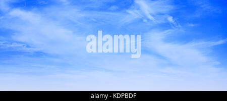 Weiß cirrus Wolken im blauen Himmel im Sommer Tag, natürliche Panoramablick foto Hintergrund Textur Stockfoto