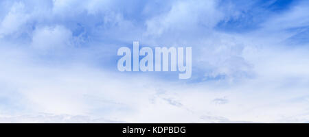 Weiße Wolken im blauen Himmel im Sommer Tag, natürliche Panoramablick foto Hintergrund Textur Stockfoto