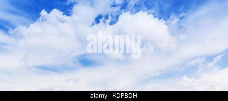 Cumulus Wolken im blauen Himmel im Sommer Tag, natürliche Panoramablick foto Hintergrund Textur Stockfoto