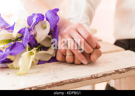 Wedding Bouquet von Orchideen und Lilien in Weiß und Violett Stockfoto