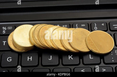 Golden herabfallenden Münzen auf der Tastatur-crash Finanzkonzept. Stockfoto