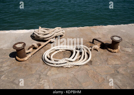 Spiralkabel Seile auf einem Kai und Anlegestellen für ein Boot verwendet. Oktober 2017 Stockfoto