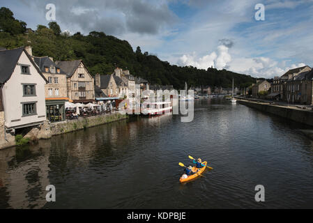 Kanufahrer auf dem Fluss Rance, Dinan, Bretagne, Frankreich. Stockfoto