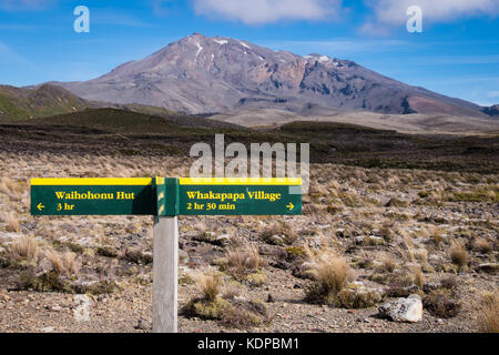 Ein Blick auf die routenführung Zeichen lesen Waihohonu Hütte und Whakapapa Village in der Nähe von Mount Ruapehu, Tongariro National Park, Neuseeland Stockfoto