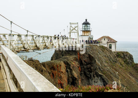 Sausalito, Kalifornien, USA, 09. Juli 2017. Touristen sehen Sie das Meer von Point Bonita Leuchtturm auf einer typischen Trueb Tag im San Francis Stockfoto