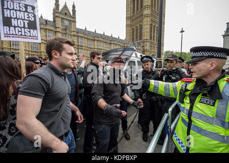 Britische Nation Party (BNP) Unterstützer Zusammentreffen mit Antifaschisten in London, UK. Stockfoto