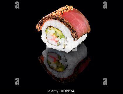 Sushi Roll mit Thunfisch. Thunfisch tataki Drachen. Stockfoto